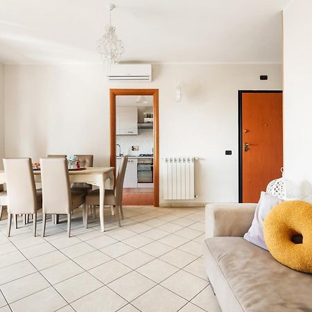 Casa Vacanze Giramondo فيوميتشينو الغرفة الصورة